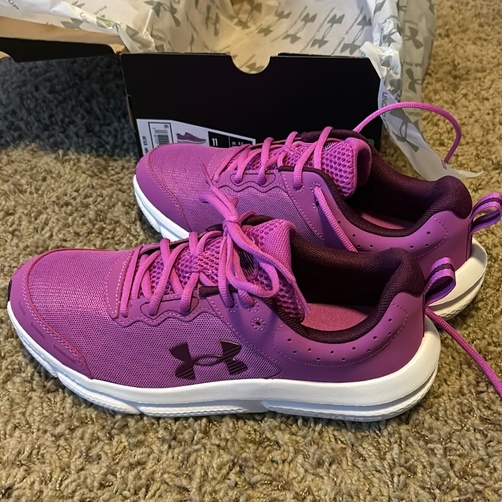 BRAND NEW WOMENS SIZE 11 UNDER ARMOUR SHOES